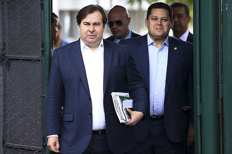 Regras para repartição de valores arrecadados em leilões opõem Maia e Alcolumbre