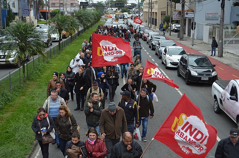 Na manhã desta quarta-feira (27), cerca de 200 trabalhadores saíram em marcha até a prefeitura de Curitiba