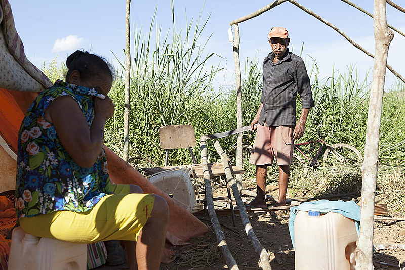 Famílias começam a dividira as áreas do novo acampamento