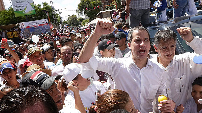 Juan Guaidó durante caminhada religiosa nas ruas de caracas na Venezuela