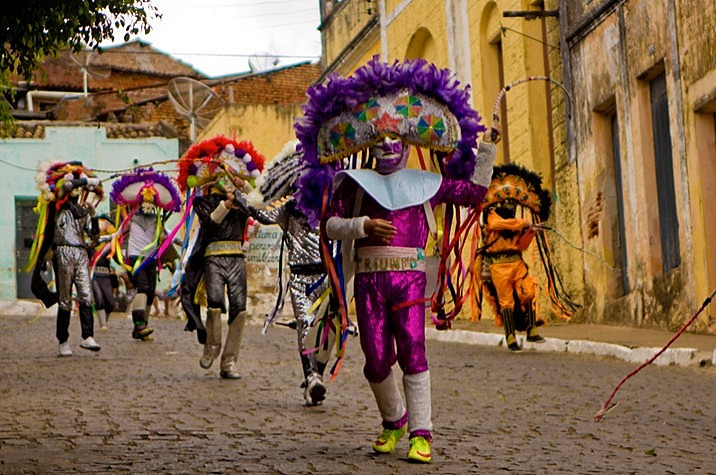 Os grupos de Caretas- trecas- reúnem amigos e familiares na brincadeira de Carnaval.