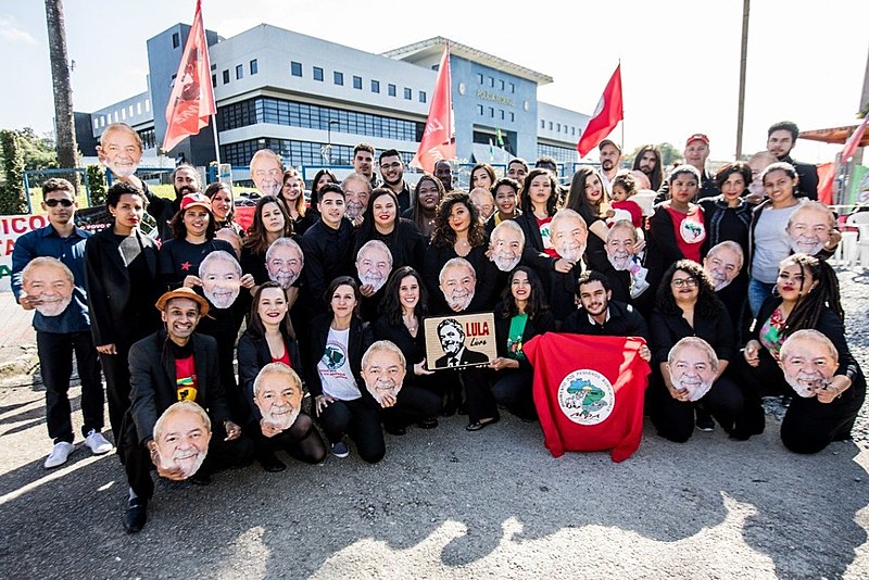 Turma Nilce de Souza escolheu a Vigília Lula Livre como local das fotos de formatura.