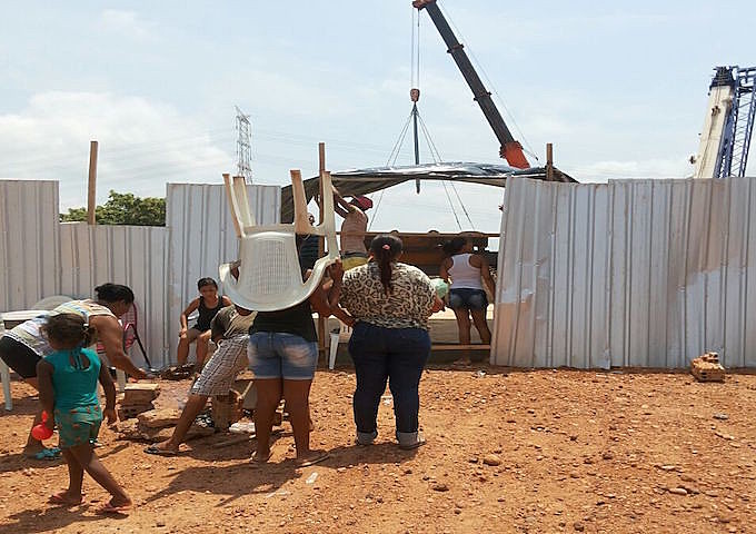 Sem diálogo, moradores ocupam o canteiro.  20 famílias foram removidas de um total de 174 que ainda aguardam a remoção