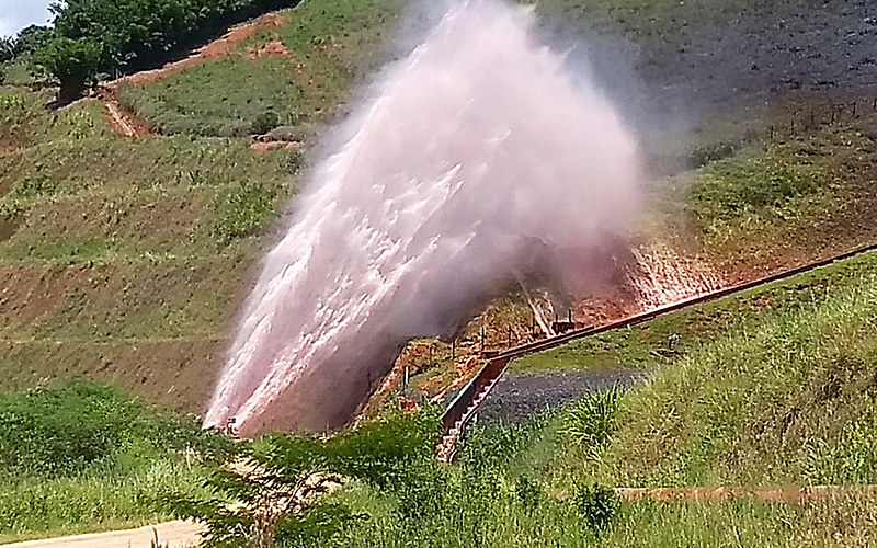Em 25 minutos vazaram mais de 300 toneladas de polpa de minério de ferro, contaminando o ribeirão Santo Antônio, na Zona da Mata mineira