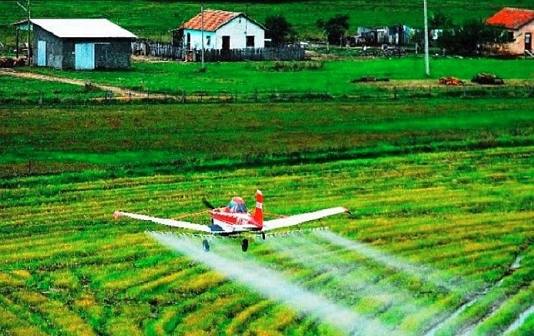 Pulverização aérea avança sobre casas de trabalhadores rurais; ventos espalham gotículas de veneno, contaminação e doenças