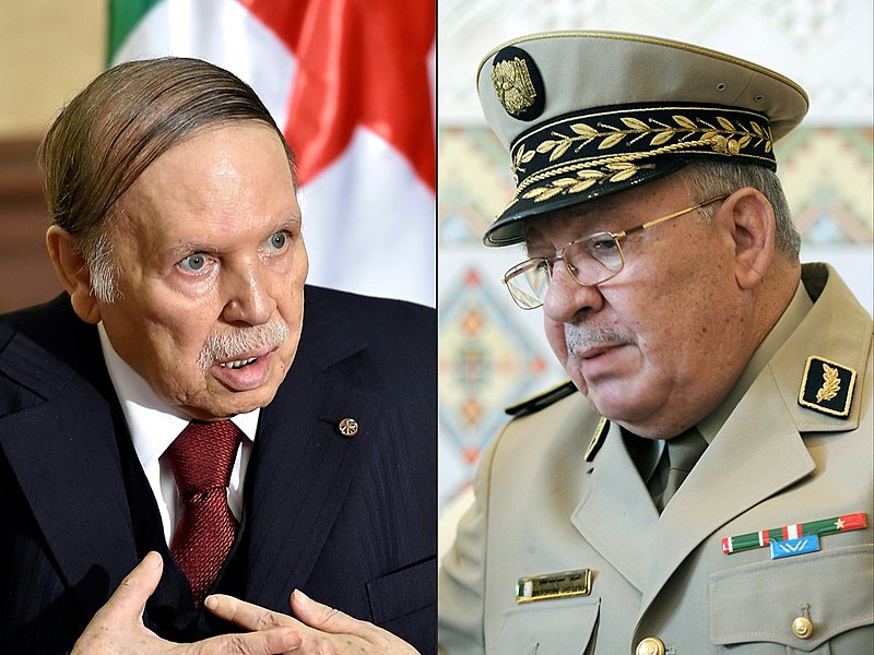 Abdelaziz Bouteflika (esquerda) deixou o cargo nesta terça-feira após pressão do chefe do Exército, Ahmed Gaïd Salah (direita)
