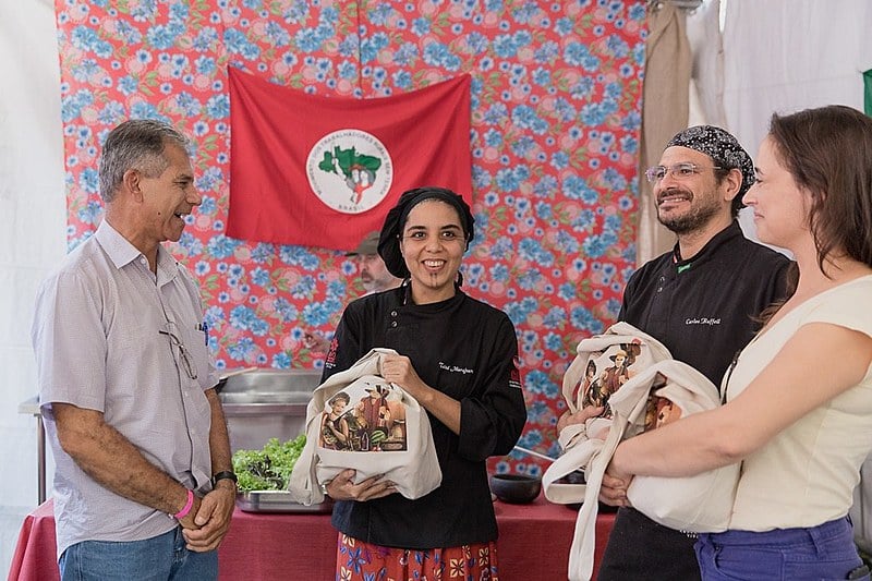 Tainá Marajoara e Carlos Ruffeil (centro) visitaram a terceira edição da Feira Nacional da Reforma Agrária