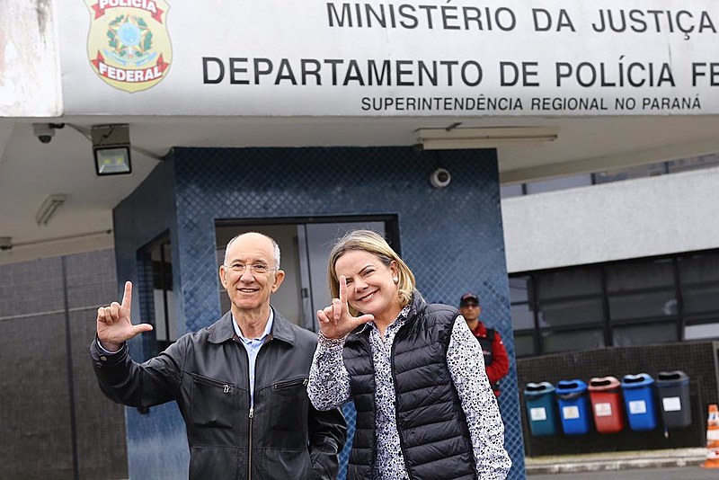 Falcão (esq.) posou ao lado da presidenta nacional do partido, Gleisi Hoffmann, após visita a Lula