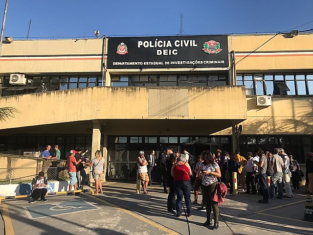 No dia da prisão, 24 de junho, integrantes de movimentos de moradia aguardam do lado de fora da delegacia