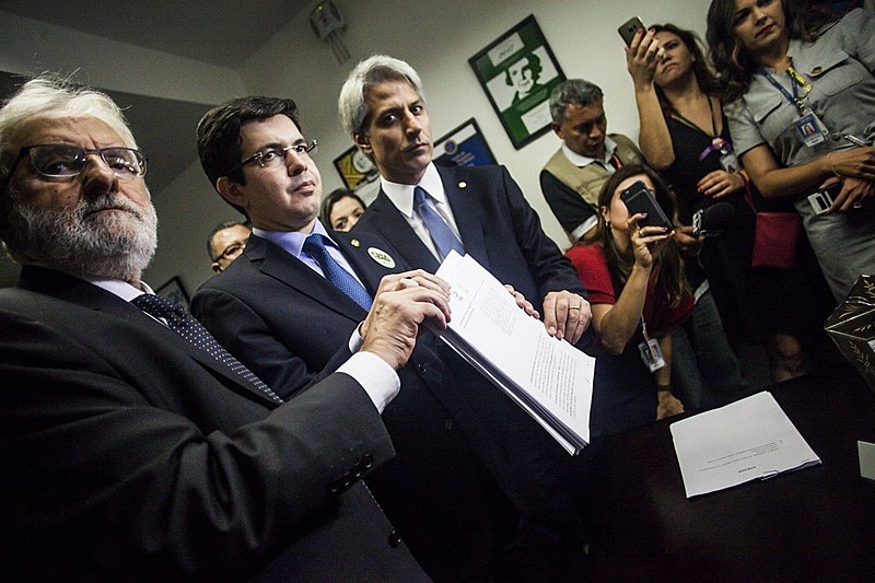 Deputados protocolam pedido de cassação do mandato de Aécio Neves