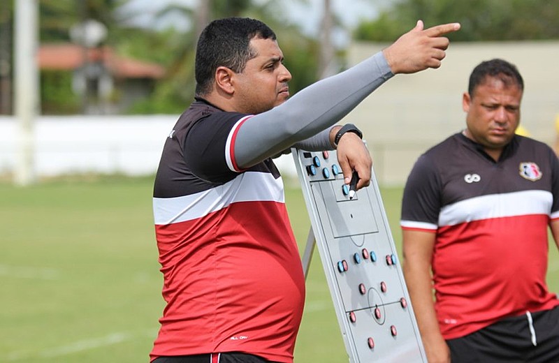 Leston Júnior está comandando a equipe