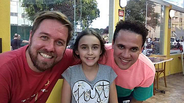 João Pedro, Letícia e Bruno posam para foto após o ato em apoio ao casal