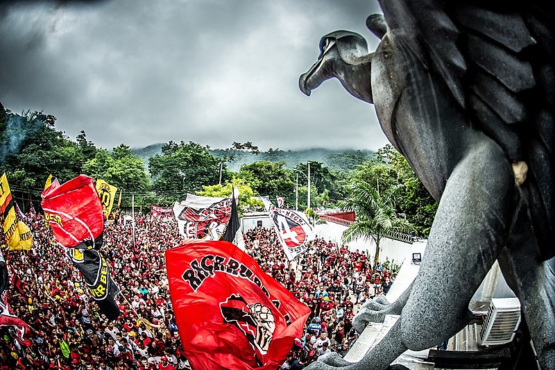 A torcida do Flamengo fez uma grande festa no embarque da delegação para Lima
