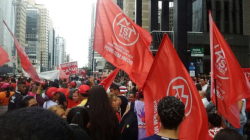 Integrantes de ocupações de várias regiões de São Paulo participaram da manifestação na Avenida Paulista.