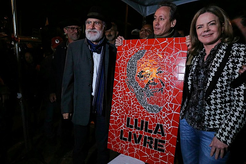 Guerrero, ao centro da foto, com um dos mosaicos feitos para Lula: "Eu faço arte pelos marginalizados do mundo, porque eu faço parte deles"
