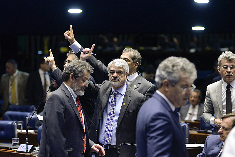 Votação se deu sob acirrada disputa entre governo e oposição, que se queixou de atropelos por parte da presidência
