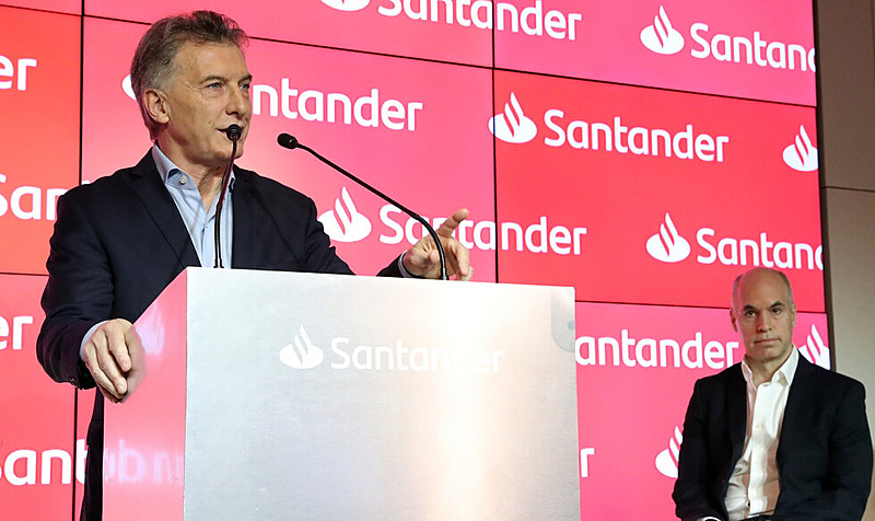 Macri e o prefeito de Buenos Aires, Horácio Larreta, na inauguração de sede do Santander: mercado "se vingou" da derrota