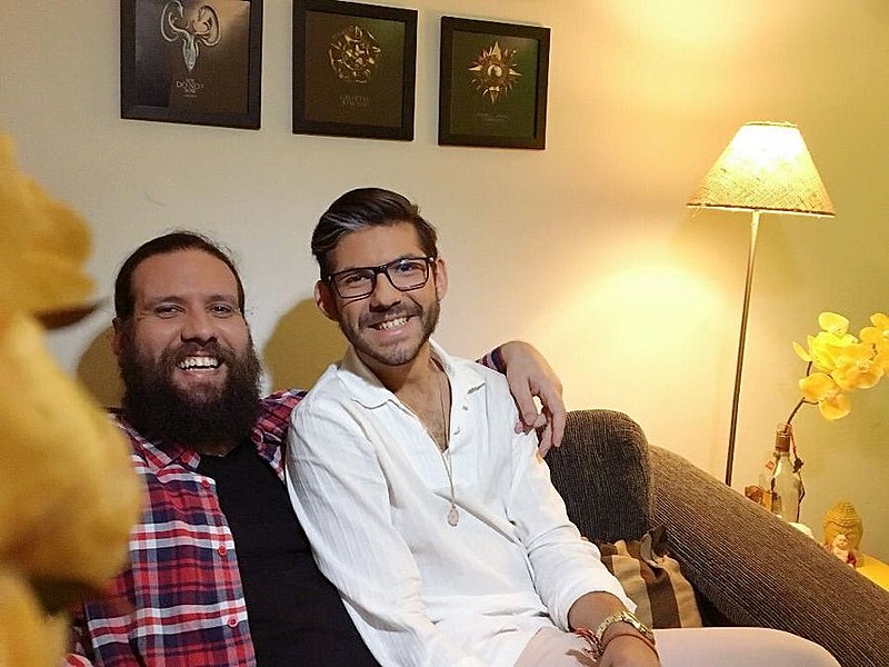 Eduardo (esq.) e Ramires planejavam se casar em 2020, mas estão agilizando os documentos para selar a união o mais breve possível