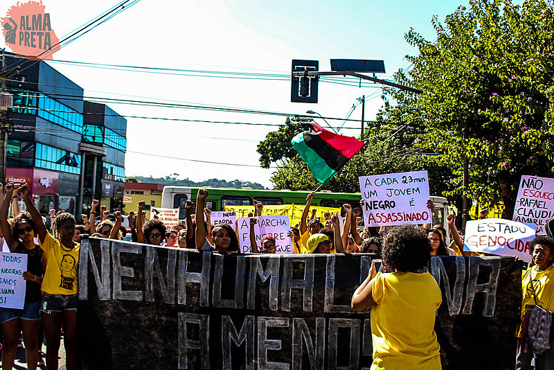Cerca de 300 pessoas, em maioria mulheres negras, acompanharam a marcha.