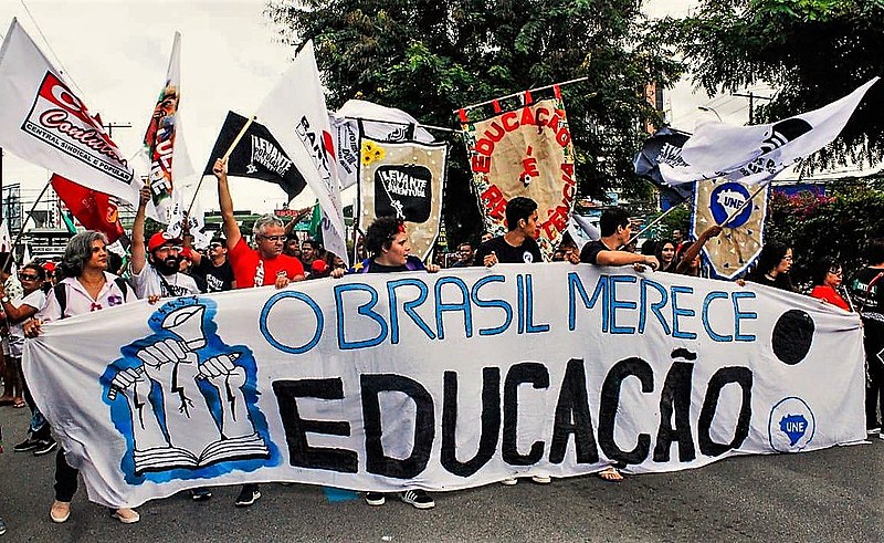 Marcha de estudantes e professores em Alagoas em defesa da educação pública de qualidade