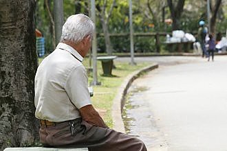 O benefício é destinado ao idoso com 65 anos ou mais e aos portadores de deficiência de longo prazo