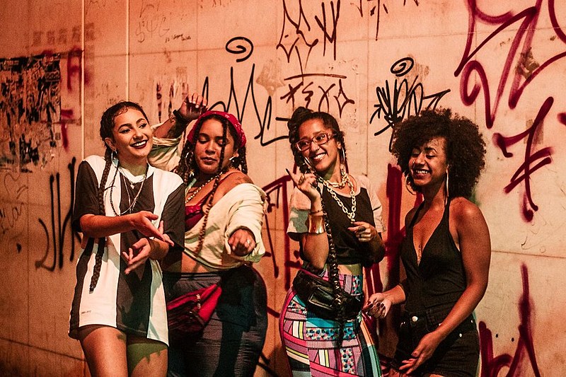 Composto por mulheres, o Rosa do Guetto movimenta a praça central de Vitória da Conquista todas as quintas-feiras.