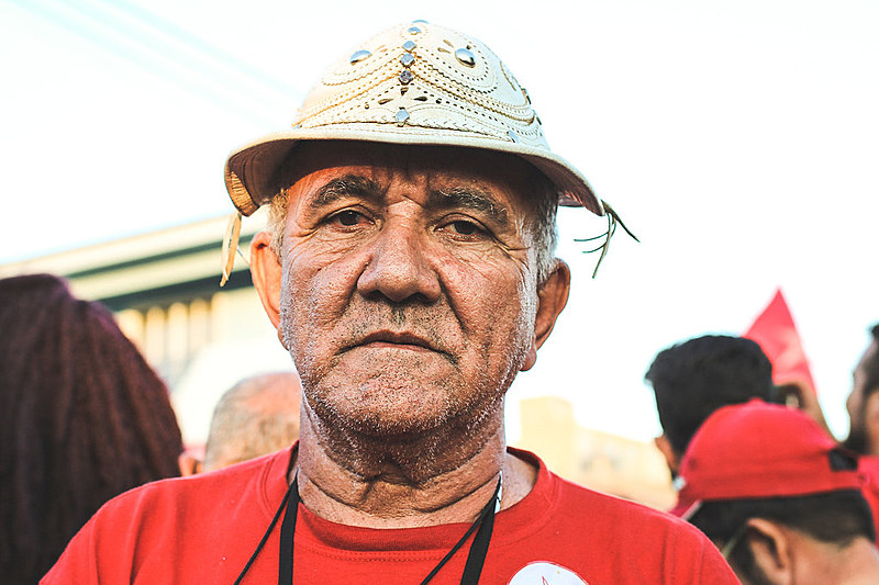 Aos 62 anos, José Marcos já trabalhou na roça e na cidade, e hoje sobrevive tocando zabumba em grupo de música nordestina