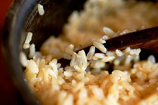 O arroz refinado pode ser aliado com outros alimentos  que sejam ricos em fibras, como o feijão