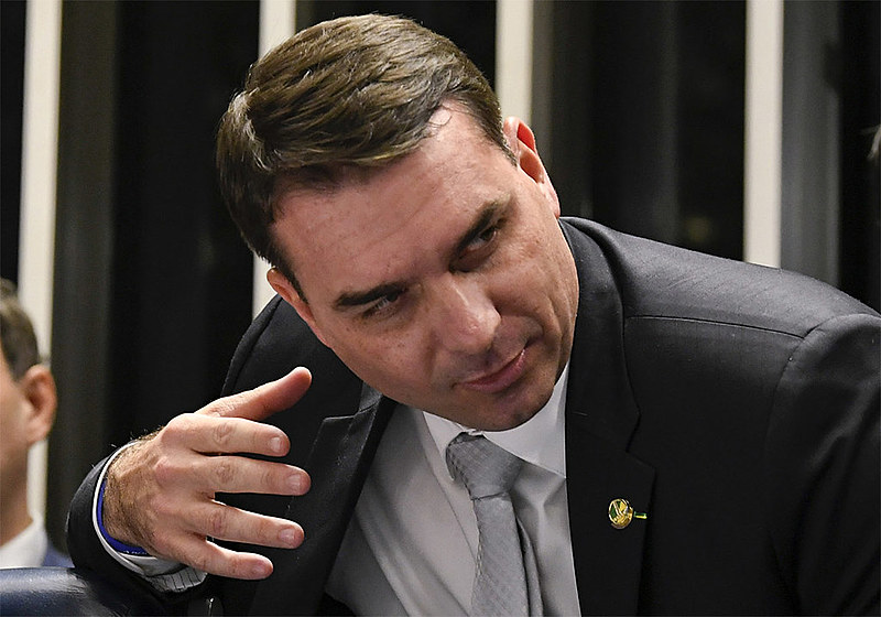 Senador Flávio Bolsonario teria lavado R$ 1,6 milhões em loja de chocolate da qual é sócio