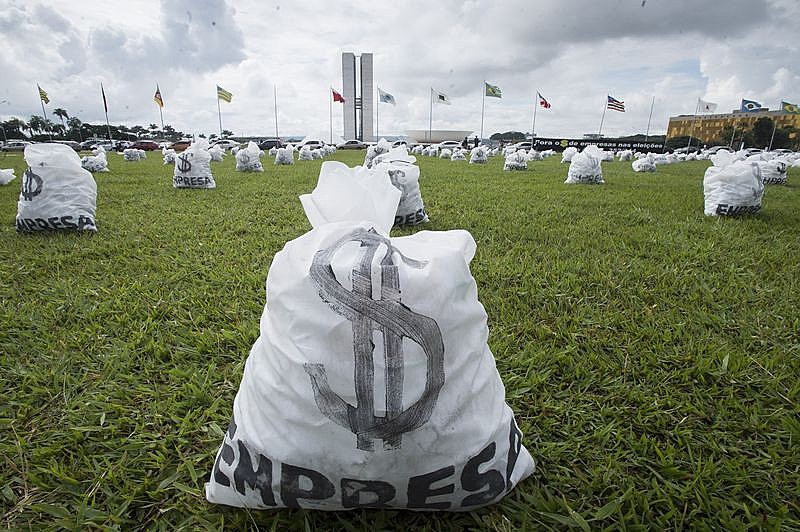 Crise de legitimidade seria entrave à reforma. Na foto, ato no Congresso Nacional critica envolvimento de políticos com grande capital