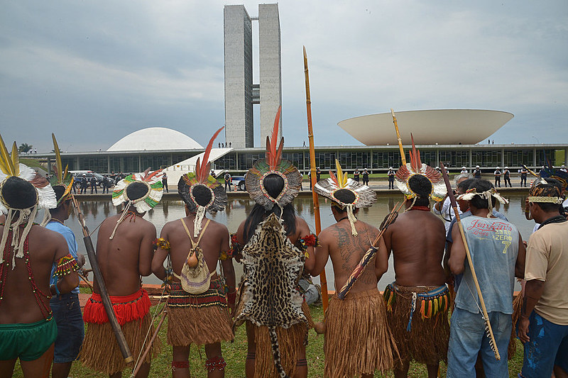 Indígenas protestam em frente ao Congresso Nacional