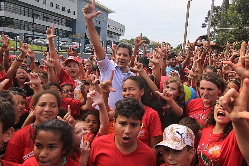 “Lula, a gente ama você e quer te ver solto. A gente está te apoiando”, gritou uma das crianças Sem Terrinha, em encontro com Haddad