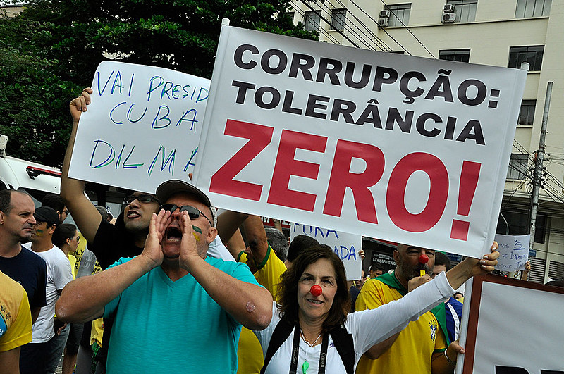 Indignados que protestaram contra a corrupção se sentem traídos