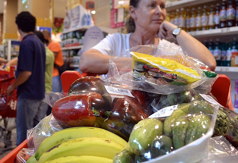 A comida representa 22% do total de despesas do mês de trabalhadores que recebem até dois salários mínimos.