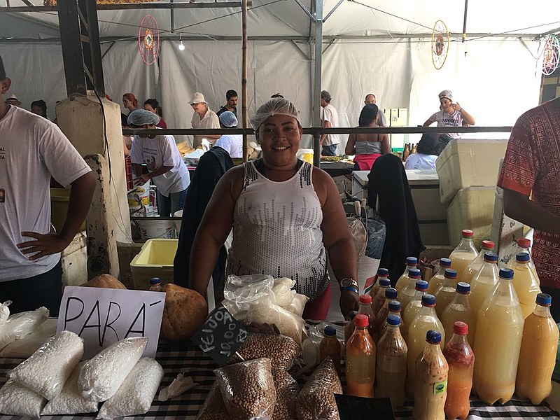 Fabíola Pereira mostra os produtos que trouxe do Pará para a Terceira Feira Nacional da Reforma Agrária