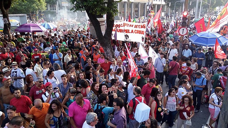 Trabalhadores vão às ruas contra as reformas