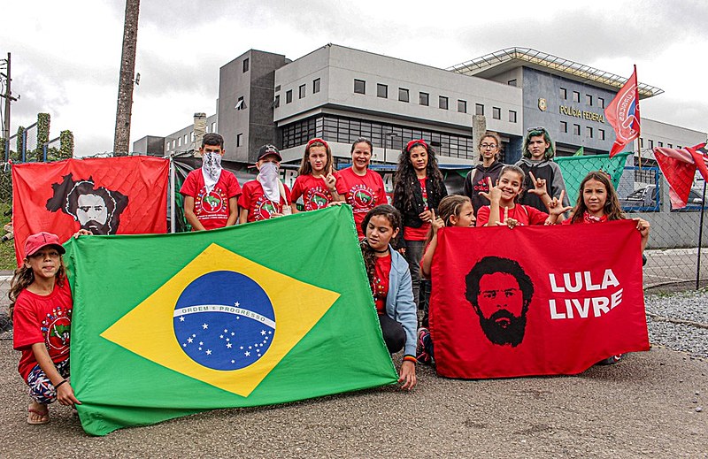 "Sabemos que não está nada fácil para você e não está nada fácil pra nós também. Queremos que saiba que estaremos com você”, diz a carta