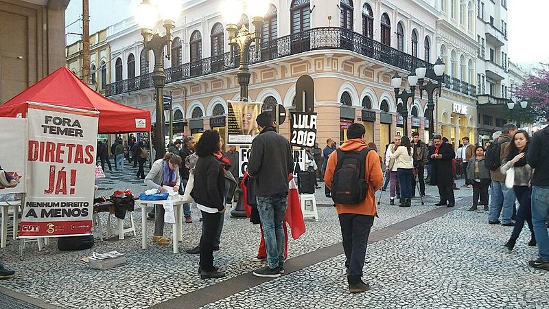Panfletagem foi uma das formas de dialogar com população que circulava pelo centro da cidade