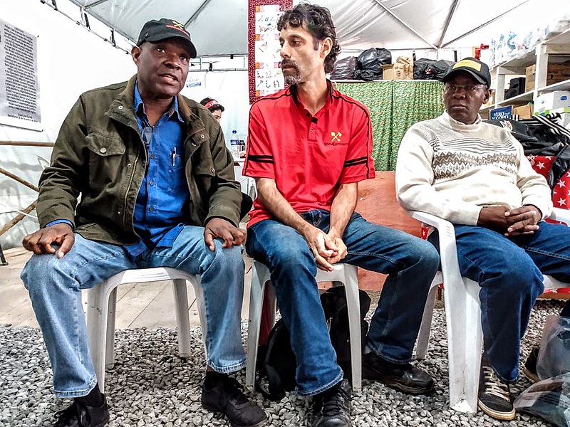Mmembe, à esquerda na foto, defende a articulação da luta dos povos e uma dessas bandeiras é Lula Livre
