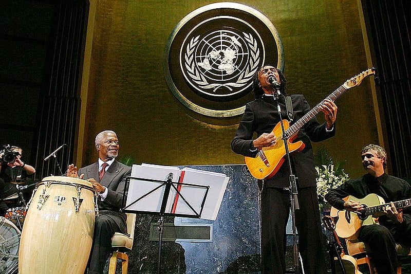 Gilberto Gil cantando, acompanhado por Kofi Annan, proclamam nossa velha dor e teimosa esperança: "o obscurantismo passará"