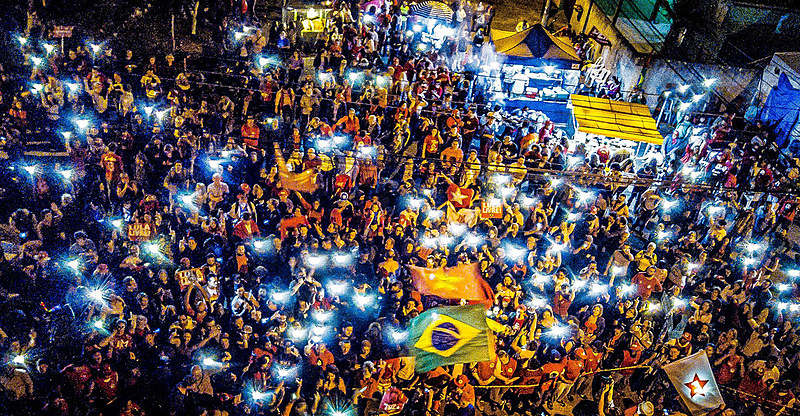 Vigília Lula Livre reunida em frente à Polícia Federal em Curitiba pela libertação do presidente Lula, neste domingo (8), em Curitiba
