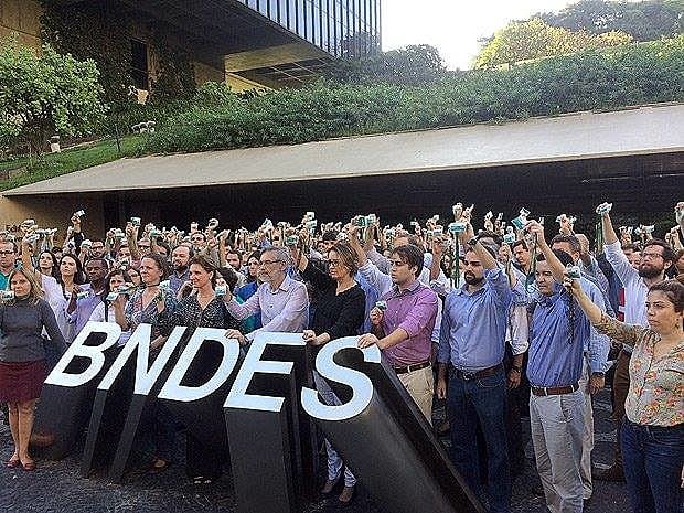 A Associação de Funcionários do Banco Nacional de Desenvolvimento Econômico e Social produziu um site para informar a população