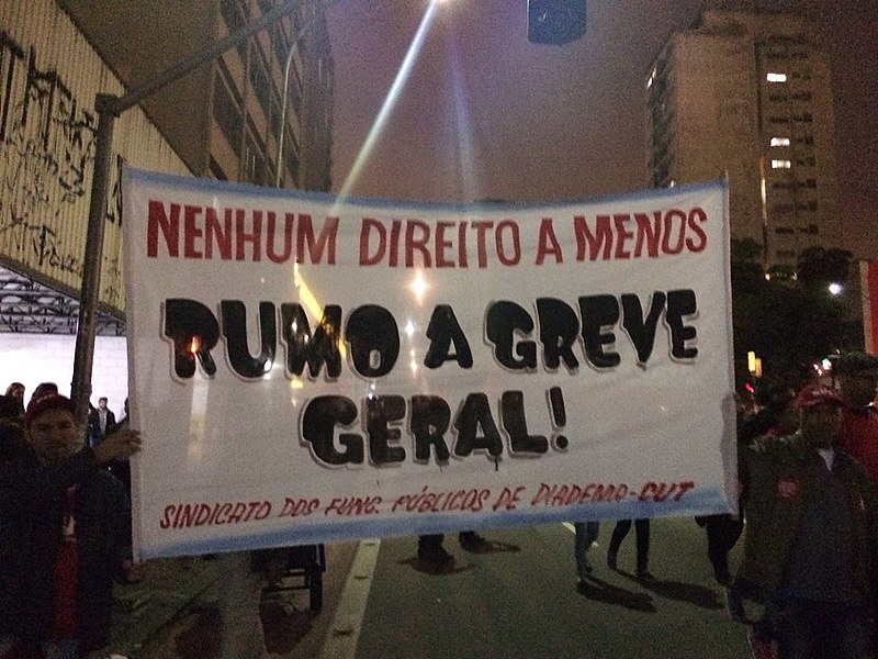 Faixa carregada durante ato do Dia Nacional de Paralisação e Mobilização, em São Paulo (SP), nesta quinta (22)