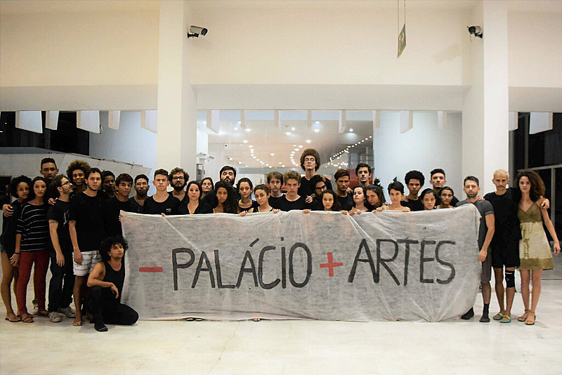 O movimento “Menos Palácio, Mais Artes” reúne alunos dos cursos de Dança, Música e Teatro