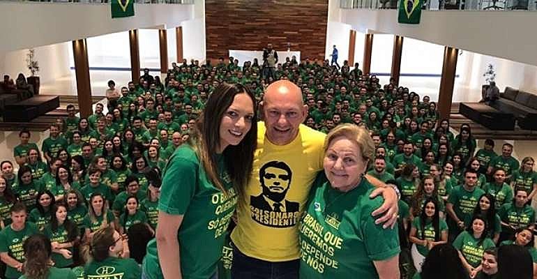 No dia 2 de outubro, cinco dias antes do primeiro turno, Luciano Hang publicou imagem com funcionários da Havan e camiseta de Bolsonaro