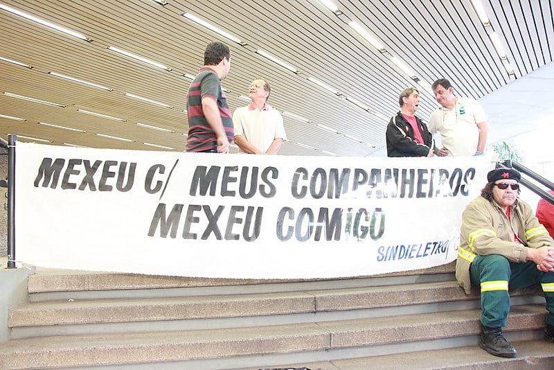 Sindicato realizou uma manifestação, na quarta (15), em frente à sede da empresa