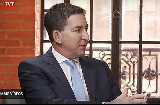 O jornalista Glenn Greenwald durante entrevista a Juca Kfouri, na TVT