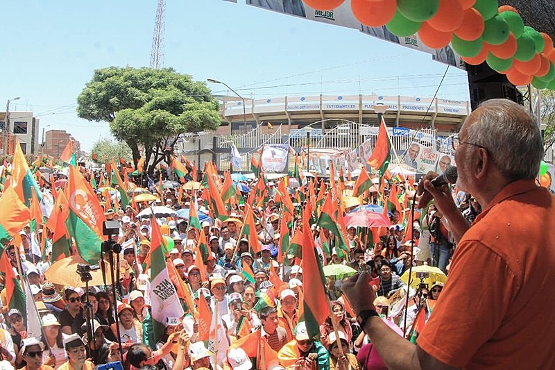 El opositor Carlos Mesa (dir.) participó de manifestaciones contra el actual presidente