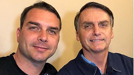 Flávio Bolsonaro, senador elegido por el estado de Rio de Janeiro, y su padre, el presidente Jair Bolsonaro