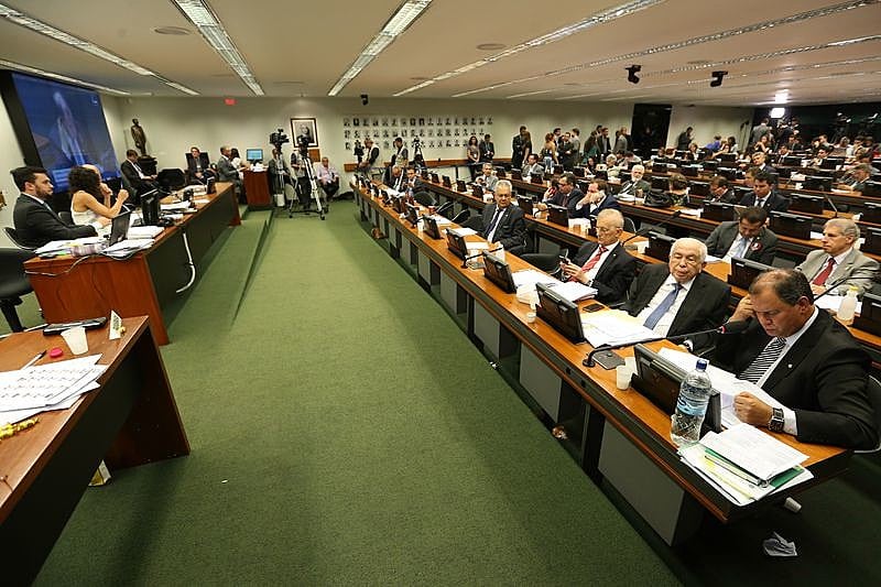 Proposta enfrentou resistência da oposição e de parte dos parlamentares da própria base aliada